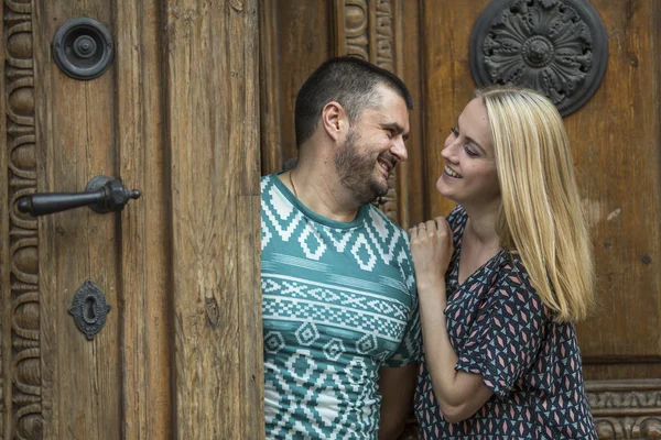 Pareja enamorada de pie cerca de la puerta — Foto de Stock