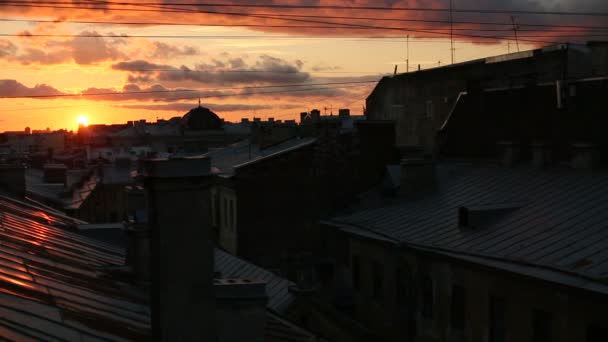 Gece saatlerinde St. Petersburg'un eski merkezinin çatıları. — Stok video
