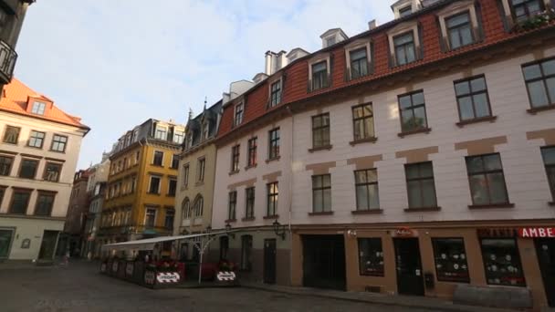 Calles en la ciudad medieval de la antigua Riga — Vídeos de Stock
