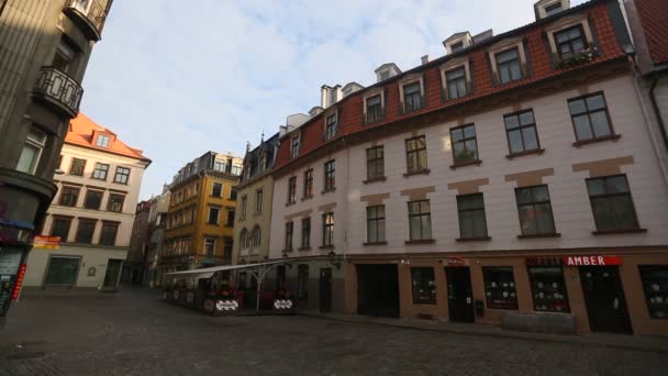 Straßen in der mittelalterlichen Stadt der alten Riga — Stockvideo