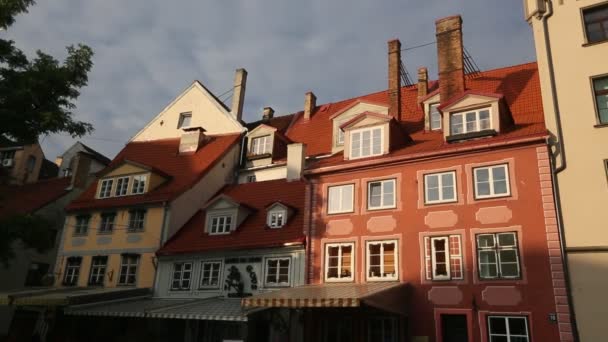 Straßen in der mittelalterlichen Stadt der alten Riga — Stockvideo