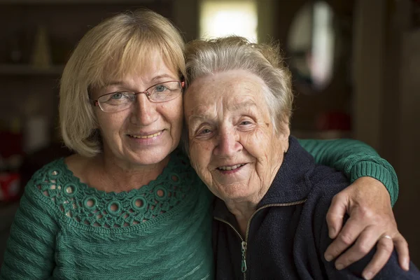 Mulher com sua mãe idosa . — Fotografia de Stock