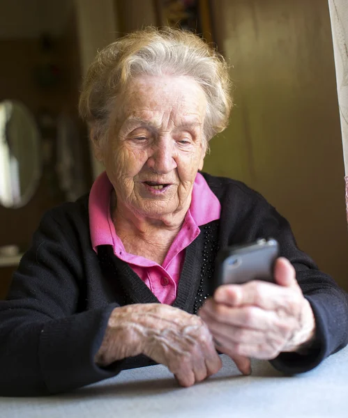 Ηλικιωμένη γυναίκα παίρνει smartphone — Φωτογραφία Αρχείου