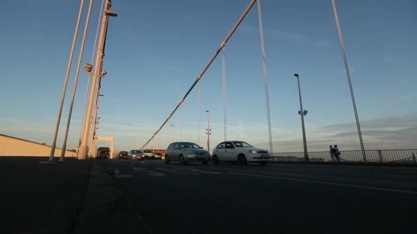 Autoverkeer op de brug in Boedapest. — Stockvideo