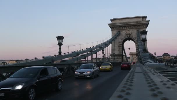 Verkehr auf der Kettenbrücke in Budapest. — Stockvideo