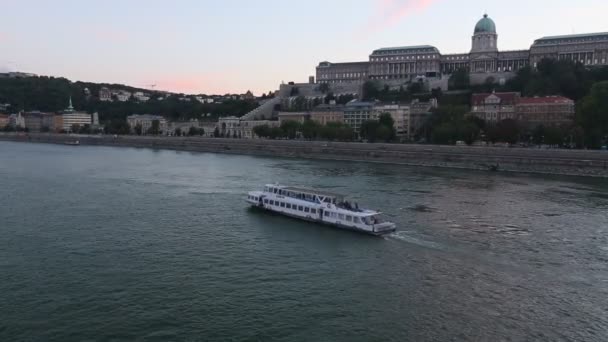 Río Danubio y el edificio del Parlamento húngaro . — Vídeo de stock