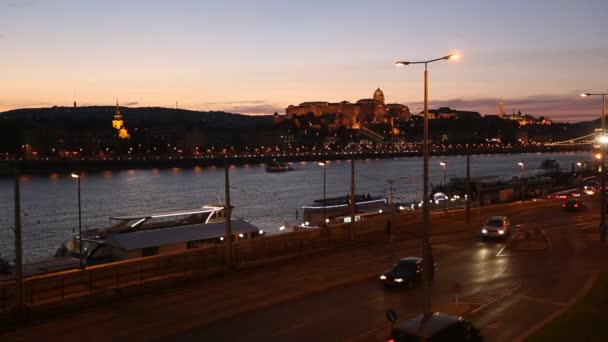 Donau und das ungarische Parlamentsgebäude — Stockvideo