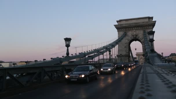 Verkeer op de Kettingbrug in Boedapest. — Stockvideo