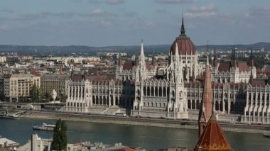 Budapeşte Tuna kıyısında Macar Parlamento Binası, Macaristan.