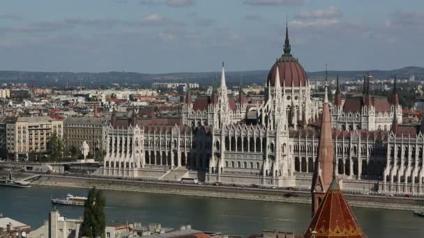 Bâtiment du Parlement hongrois sur la rive du Danube à Budapest, Hongrie . — Video