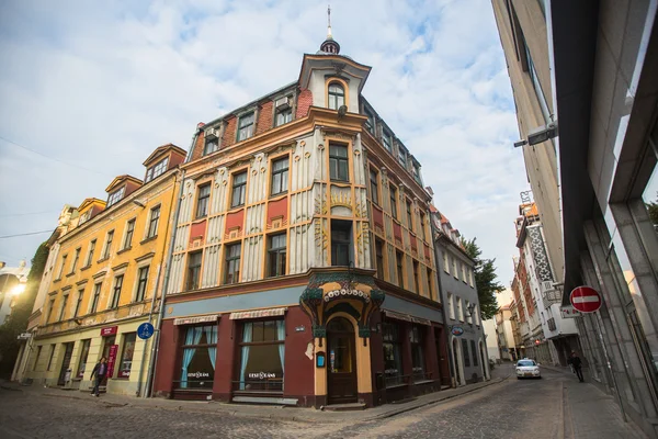 Ulice ve středověkém městě old Riga. — Stock fotografie