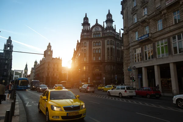 Traffico per strada a Budapest . — Foto Stock