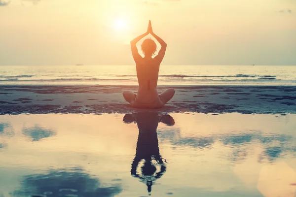 Silhouette femminile nello yoga — Foto Stock