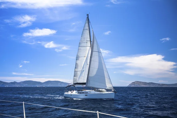 Yacht sails with beautiful cloudless sky — Stock Photo, Image