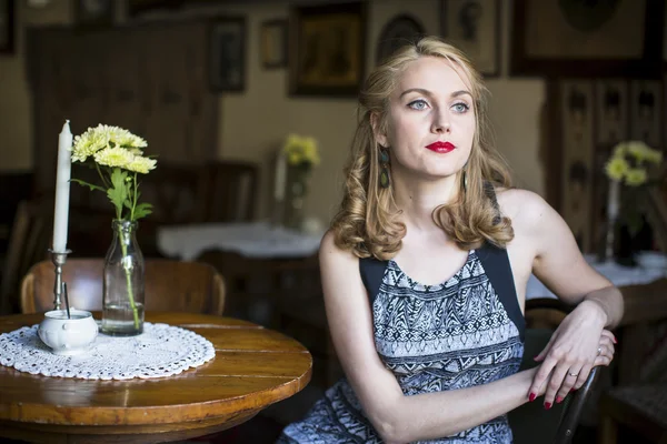 Frau in einer Vintage-Cafeteria. — Stockfoto