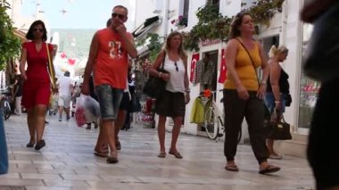 Ege Denizi promenade alışveriş cadde kalabalık.