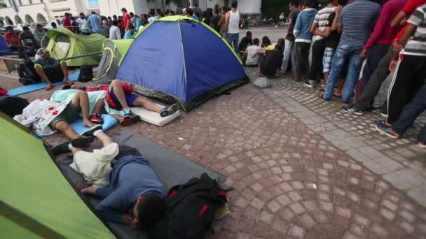 Refugiados de guerra cerca de tiendas de campaña — Vídeos de Stock