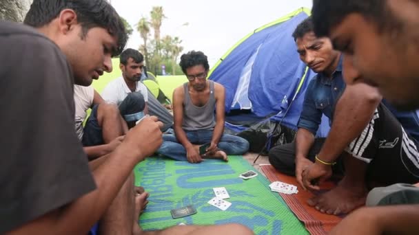 Refugiados de guerra jugando a las cartas cerca de las tiendas — Vídeo de stock