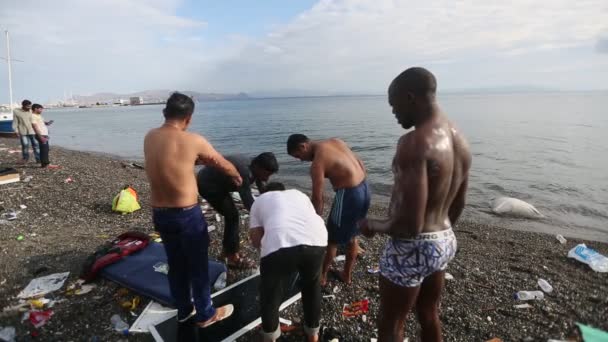 Des réfugiés de guerre non identifiés se retrouvent sur la plage — Video