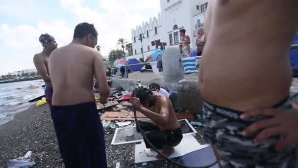 コス島のビーチを洗う難民 — ストック動画