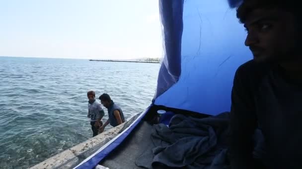 Flyktingar i sitt tält vid vattnet Egeiska havet. — Stockvideo