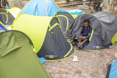 Yakınında çadır tanımlanamayan savaş mülteci