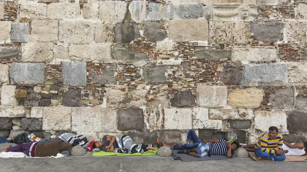 Refugiado de guerra durmiendo en el suelo — Foto de Stock