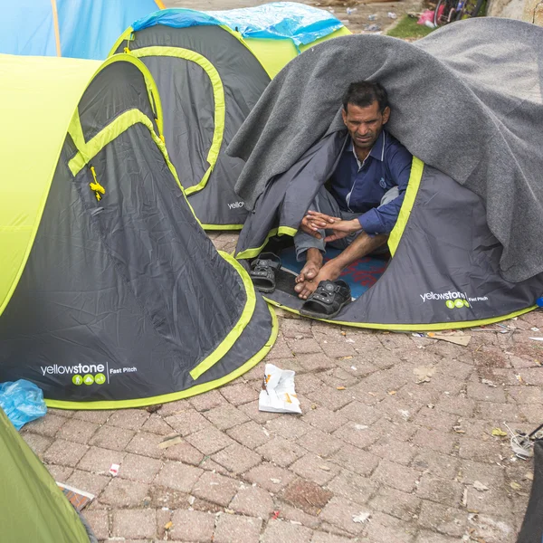 Unidentified war refugee near the tents — Stock Photo, Image