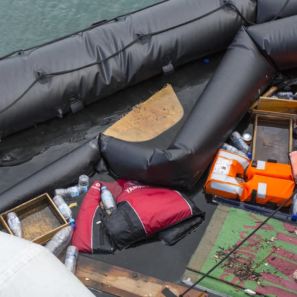 Reddingsvesten verwijderd en Turkse boot — Stockfoto