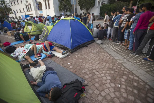 Unbekannte Kriegsflüchtlinge in der Nähe von Zelten. — Stockfoto