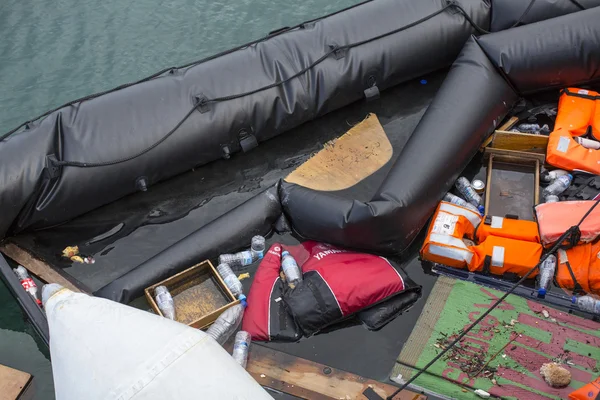 Reddingsvesten verwijderd en Turkse boot — Stockfoto