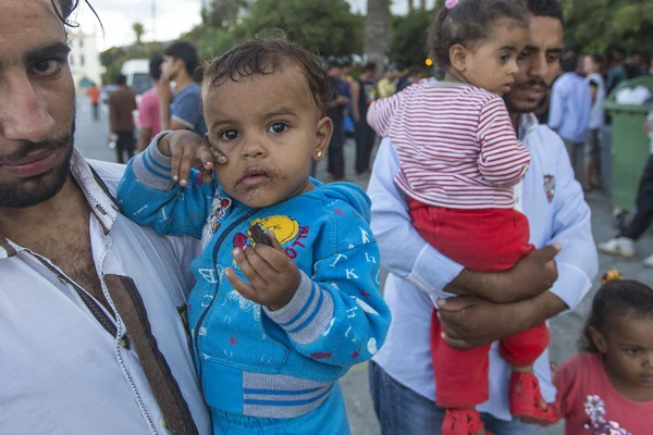 Niños no identificados refugiados de guerra —  Fotos de Stock