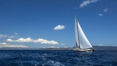 Beyaz yelkenli gemi yatlar