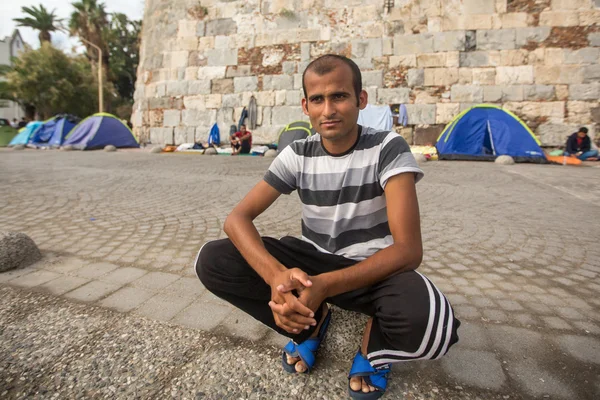 Niet-geïdentificeerde vluchtelingen in de buurt van tenten — Stockfoto