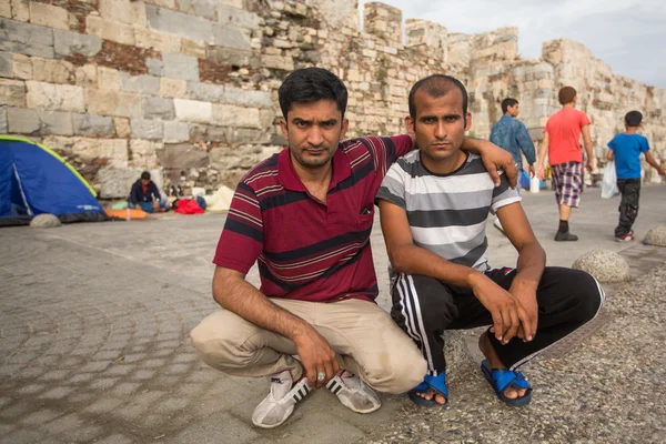 Unidentified refugees men — Stock Photo, Image