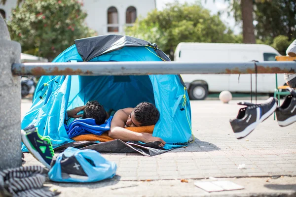 身份不明的难民睡在帐篷里 — 图库照片