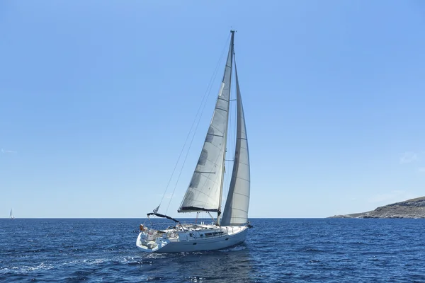 Zeilen in de wind door de golven — Stockfoto