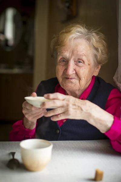 Retrato de una anciana tomando té — Foto de Stock