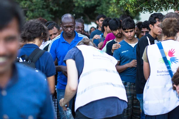 Los refugiados reciben asistencia humanitaria —  Fotos de Stock