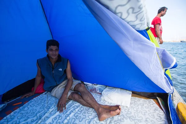 Flüchtlinge in seinem Zelt an der Ägäis. — Stockfoto