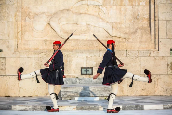 Meçhul asker mezarı koruyan evzone — Stok fotoğraf