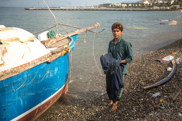 Unidentified refugee on a beach 图库照片