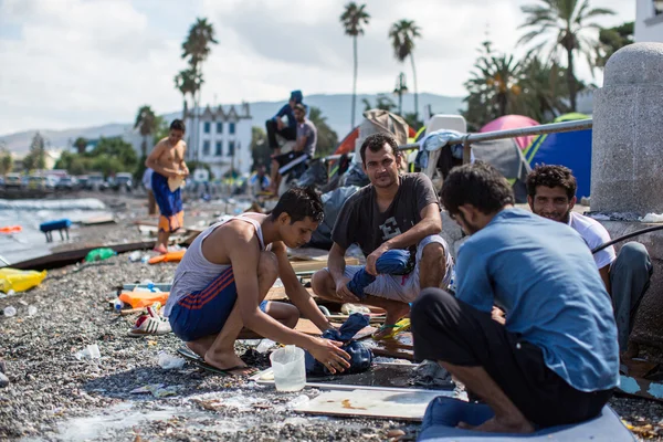 Réfugiés non identifiés laver les vêtements — Photo