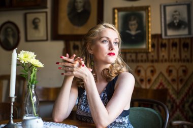 Young elegant lady portrait i