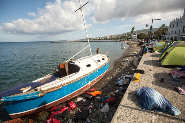 Giubbotti di salvataggio scartati e barca turca — Foto Stock