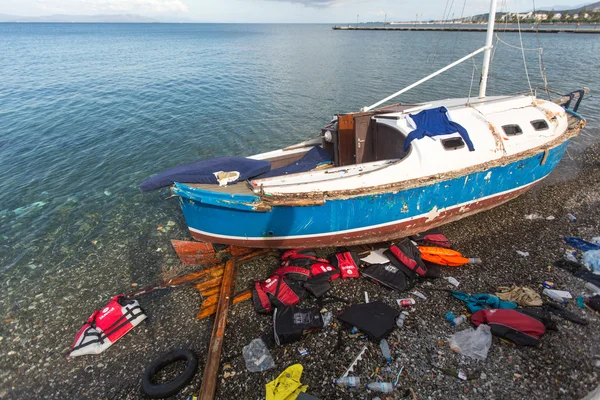 Giubbotti di salvataggio scartati e barca turca — Foto Stock