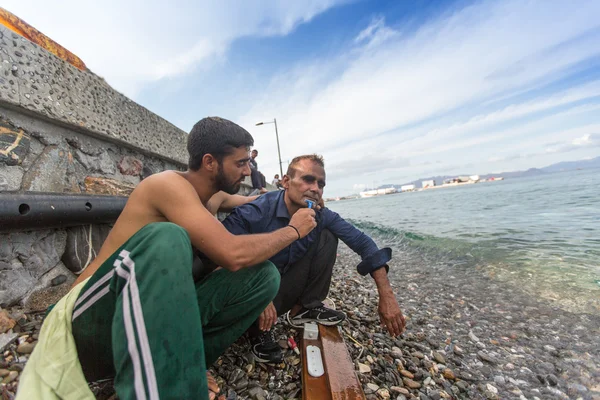 Unidentified refugees shaves the other — Φωτογραφία Αρχείου