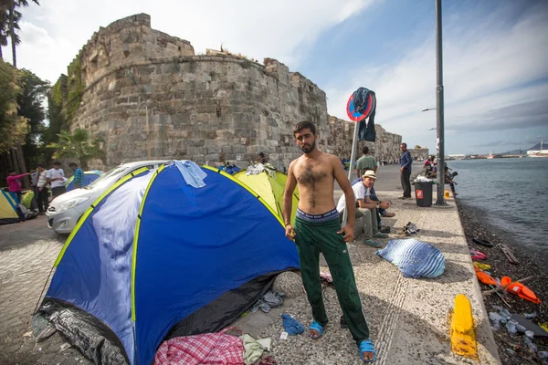 Refugiados não identificados numa praia — Fotografia de Stock