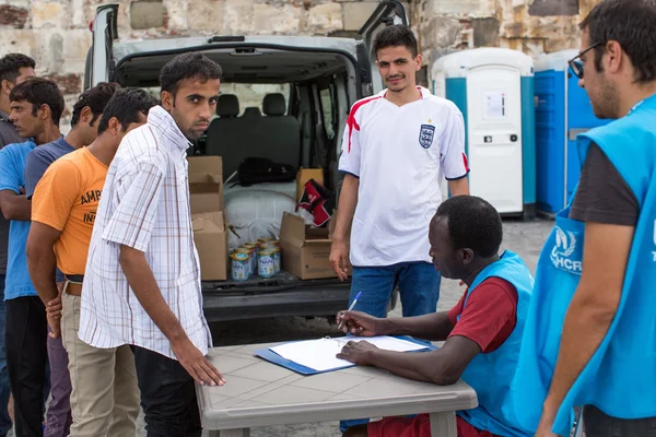 War refugees are registered by employees of the UNHCR — Stock fotografie