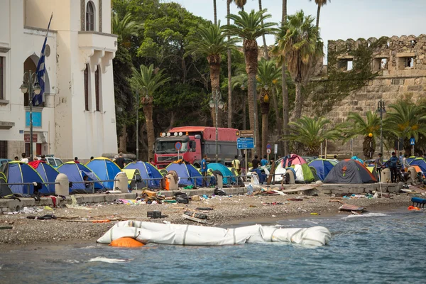 Sátrak háborús menekültek a port of Kos — Stock Fotó